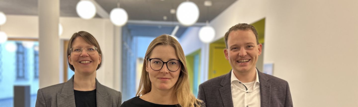 Die neue Teamleitung des Stadtmarketings, Karina Woźniak-Arends (Mitte), zusammen mit Eva-Maria Imping, Vorsitzende der Vredener Wirtschaftsvereinigung (links), und Bürgermeister Dr. Tom Tenostendarp (rechts).