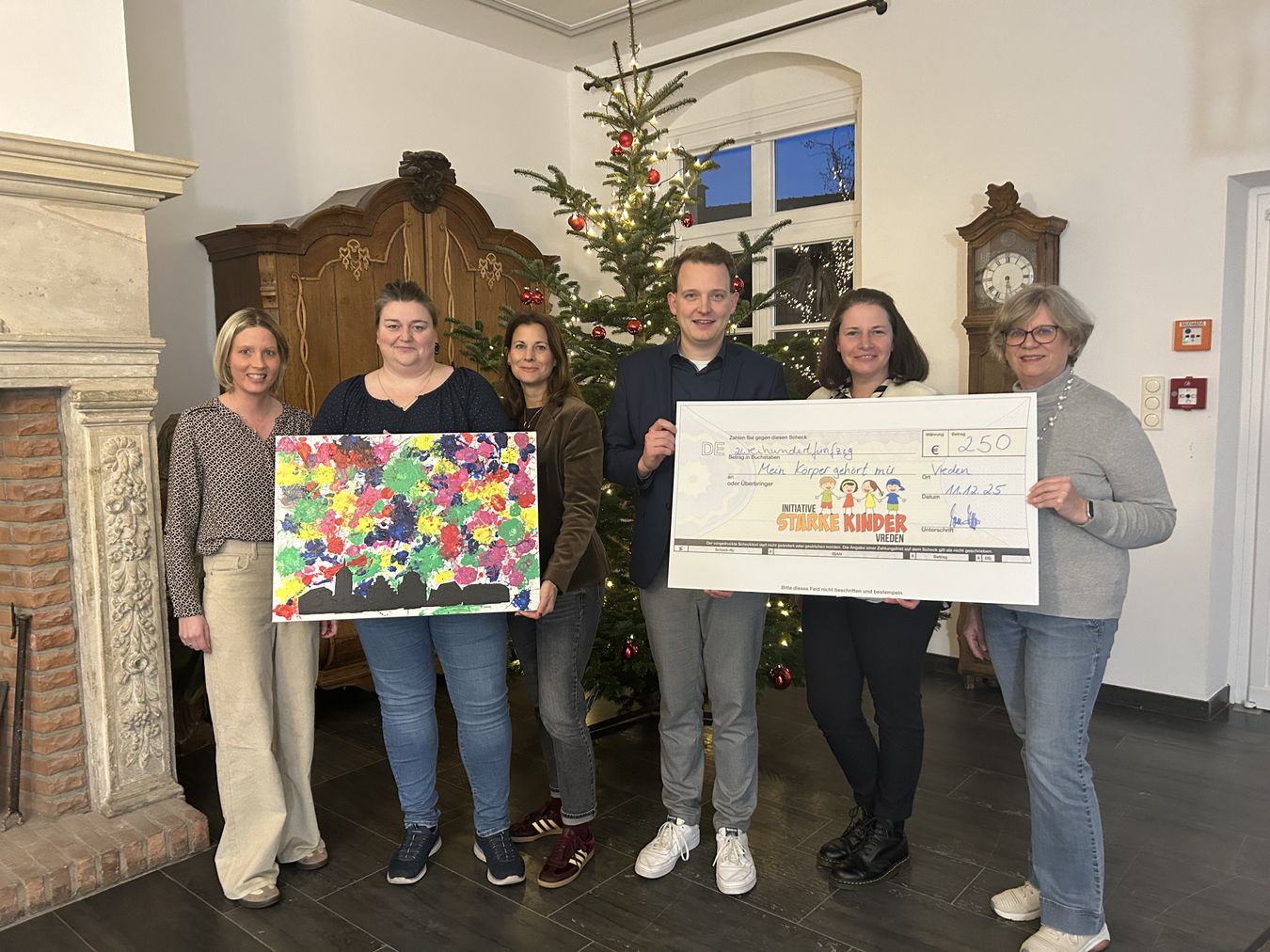 Über die großzügige Spende freuen sich (von links): Diane Schepers, Mareen Waning, Christine Ameling, Bürgermeister Dr. Tom Tenostendarp, Kerstin Tenspolde und Gertrud Welper.