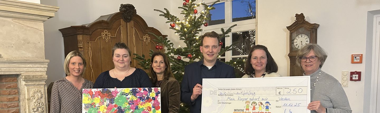 Über die großzügige Spende freuen sich (von links): Diane Schepers, Mareen Waning, Christine Ameling, Bürgermeister Dr. Tom Tenostendarp, Kerstin Tenspolde und Gertrud Welper.