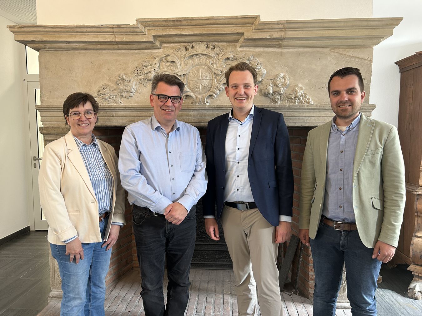 Jutta Dechering (Stadt Vreden), Guido Leeck, Bürgermeister Dr. Tom Tenostendarp und Fadi Rajab, Erster Beigeordneter der Stadt Vreden freuen sich über die Bestellung von Guido Leeck zum ehrenamtlichen Denkmalschutzbeauftragten.