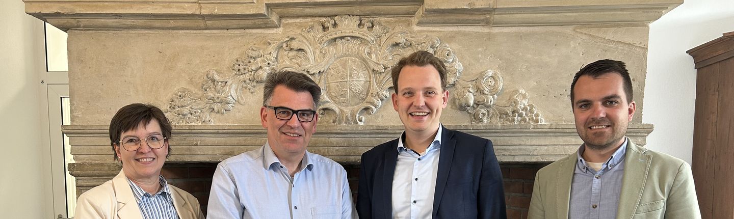 Jutta Dechering (Stadt Vreden), Guido Leeck, Bürgermeister Dr. Tom Tenostendarp und Fadi Rajab, Erster Beigeordneter der Stadt Vreden freuen sich über die Bestellung von Guido Leeck zum ehrenamtlichen Denkmalschutzbeauftragten.