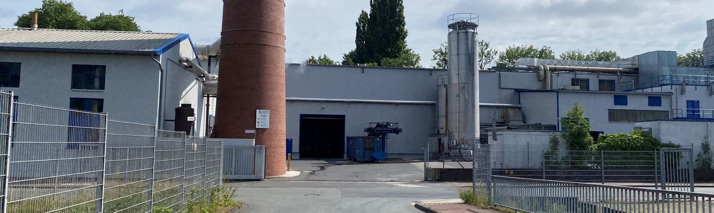 Bild der Kreuzung mit Blick auf die Einfahrt der Papierfabrik