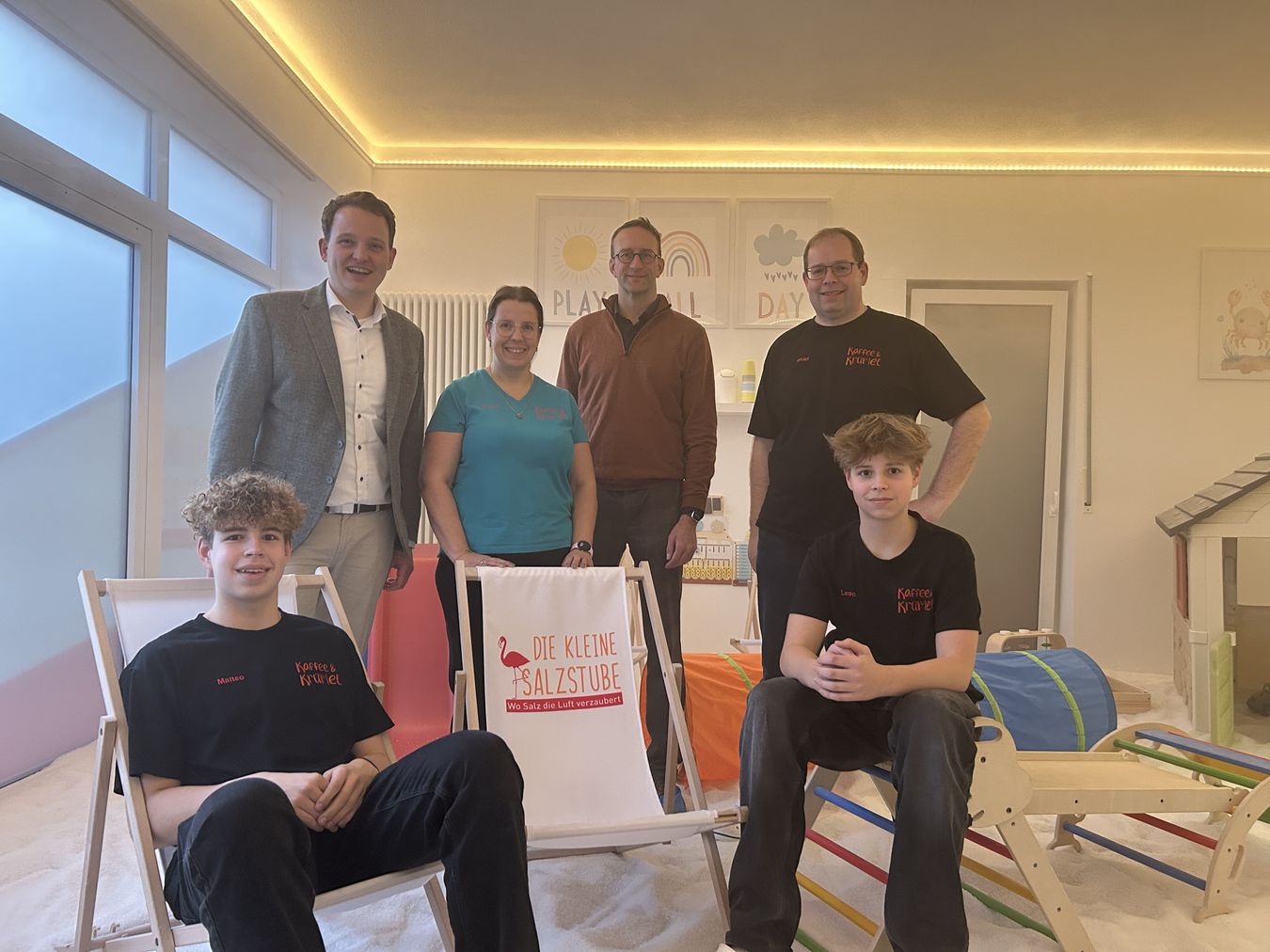 Bürgermeister Dr. Tom Tenostendarp (l.) und Wirtschaftsförderer Michael Terhörst (3.v.l.) besuchten im Rahmen der Unternehmensbesuche die „Kleine Salzstube – Kaffee & Krümel“. Inhaberin Nicole Schmidtberg stellte gemeinsam mit ihrem Mann, Daniel Schmidtberg, das Konzept vor. Im Vordergrund sitzen die beiden Söhne Matteo (l.) und Leon.