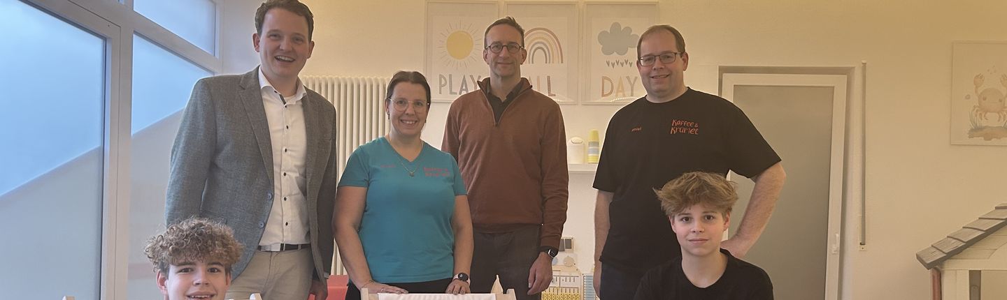 Bürgermeister Dr. Tom Tenostendarp (l.) und Wirtschaftsförderer Michael Terhörst (3.v.l.) besuchten im Rahmen der Unternehmensbesuche die „Kleine Salzstube – Kaffee & Krümel“. Inhaberin Nicole Schmidtberg stellte gemeinsam mit ihrem Mann, Daniel Schmidtberg, das Konzept vor. Im Vordergrund sitzen die beiden Söhne Matteo (l.) und Leon.