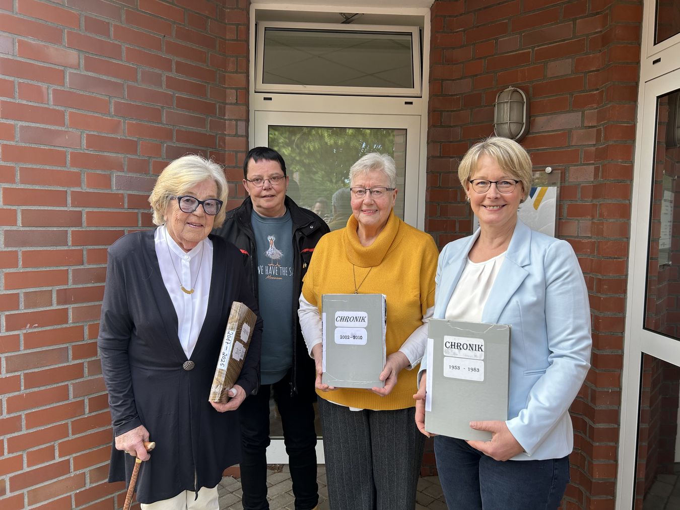Gertrud (Gerti) Terbrack, Martina Terbrack, Sieglinde Weißing und Birgit Kemper bei der Übergabe der historischen Nachbarschaftsbücher an das Stadtarchiv Vreden