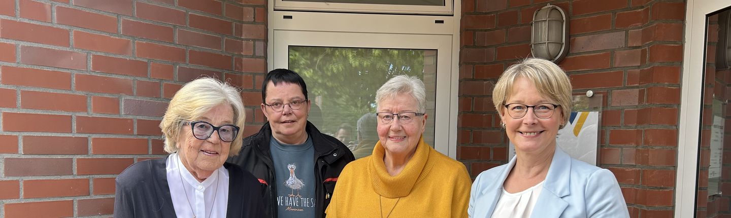 Gertrud (Gerti) Terbrack, Martina Terbrack, Sieglinde Weißing und Birgit Kemper bei der Übergabe der historischen Nachbarschaftsbücher an das Stadtarchiv Vreden