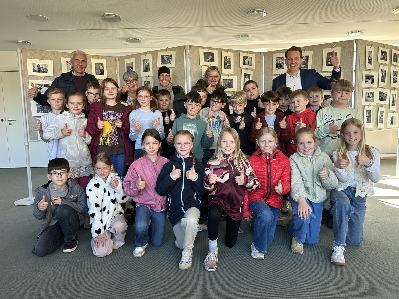 Gruppenbild der Schüler der Fotoaustellung mit Lehrkräften und Bürgermeister