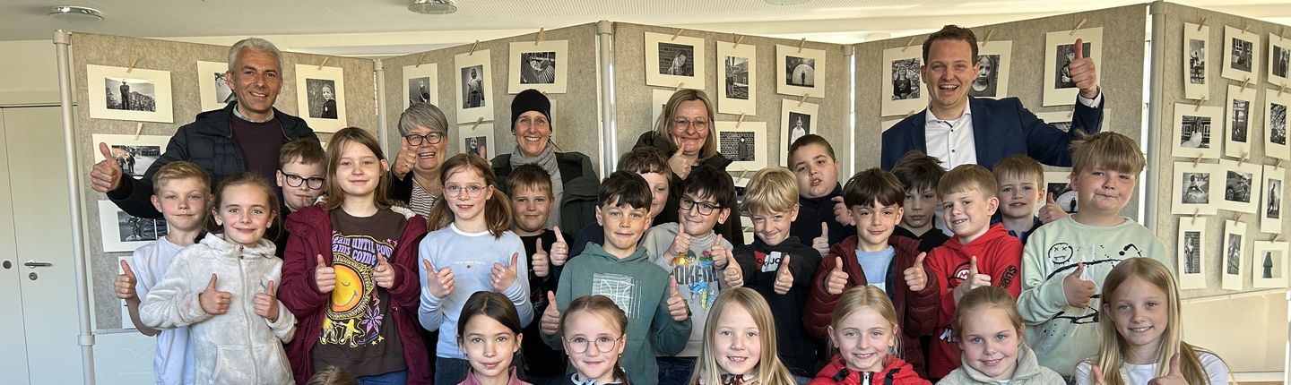 Gruppenbild der Schüler der Fotoaustellung mit Lehrkräften und Bürgermeister