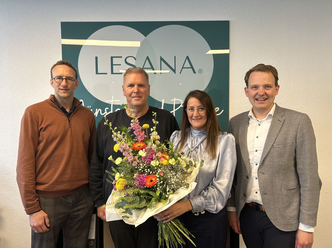 Bürgermeister Dr. Tom Tenostendarp (r.) und Wirtschaftsförderer Michael Terhörst (l.) beglückwünschen Frank Urbaitis und Nada Urbaitis von LESANA zum ersten Platz.