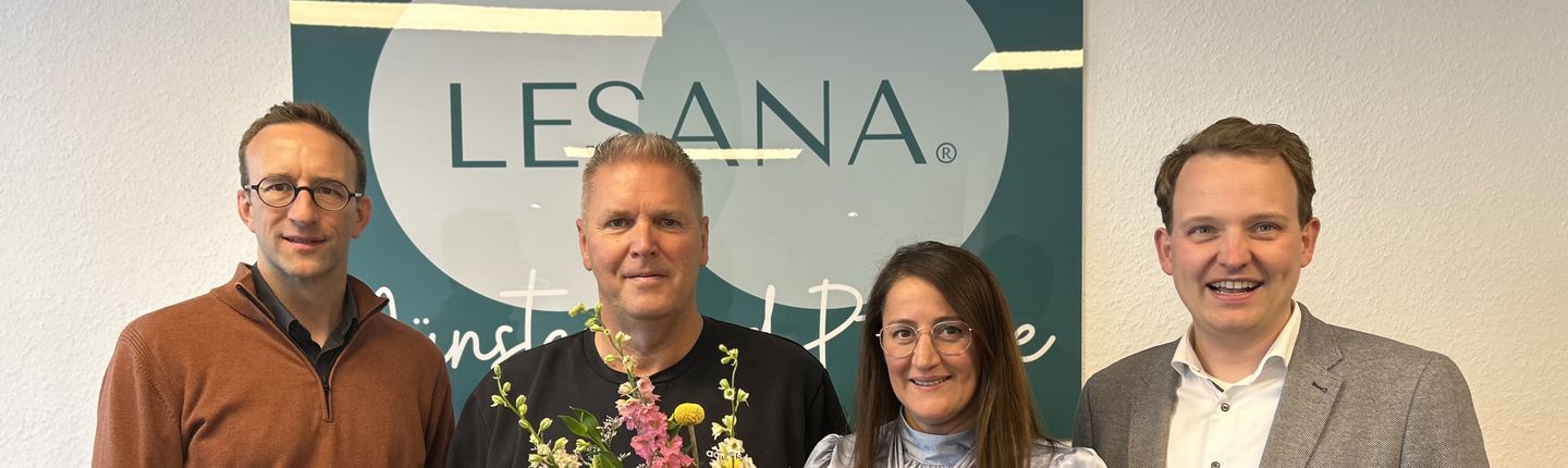 Bürgermeister Dr. Tom Tenostendarp (r.) und Wirtschaftsförderer Michael Terhörst (l.) beglückwünschen Frank Urbaitis und Nada Urbaitis von LESANA zum ersten Platz.