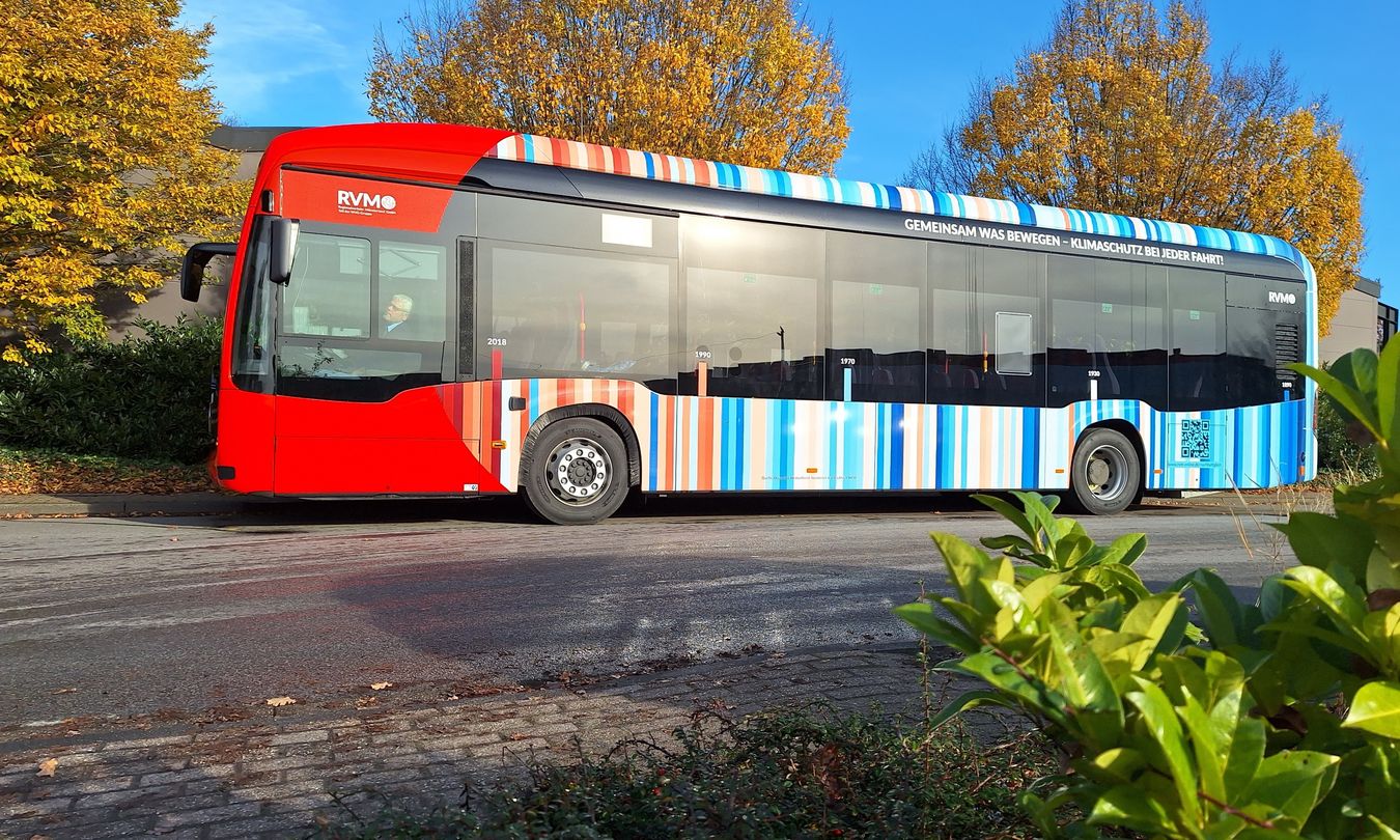 R61 an einer Bushaltestelle.