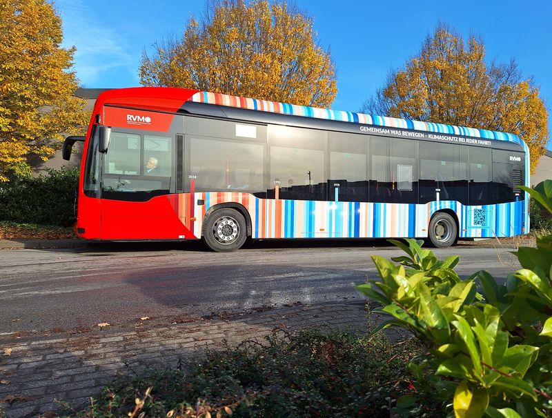 R61 an einer Bushaltestelle.