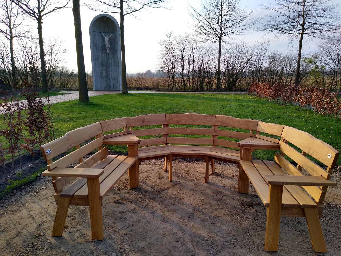 Trauerbank am Friedhof