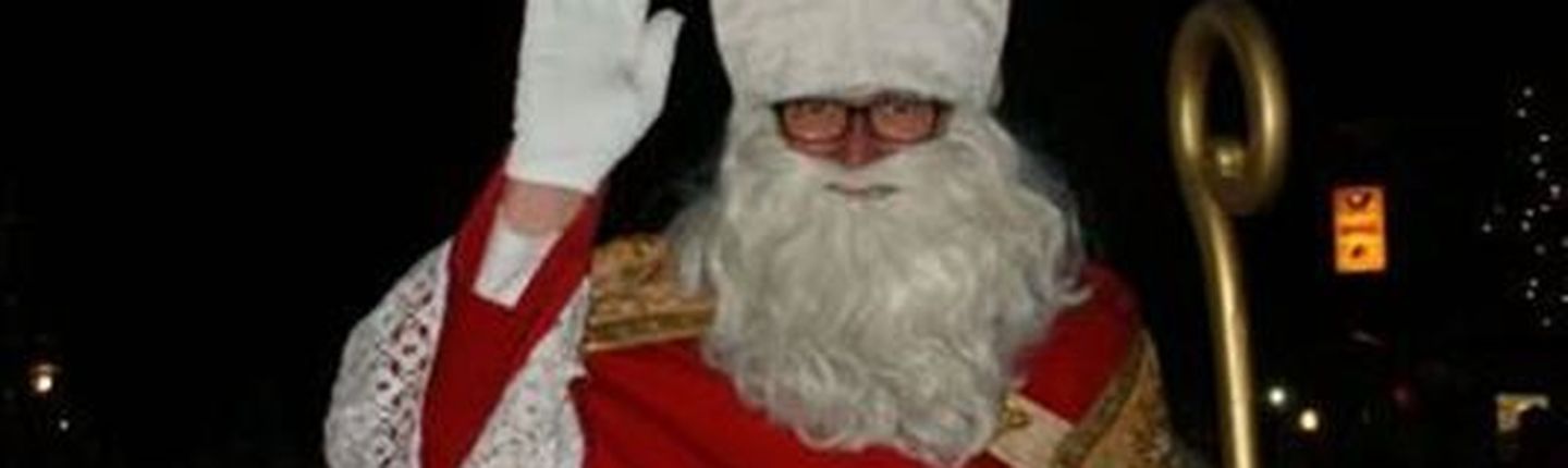 Nikolaus winkt in die Kamera