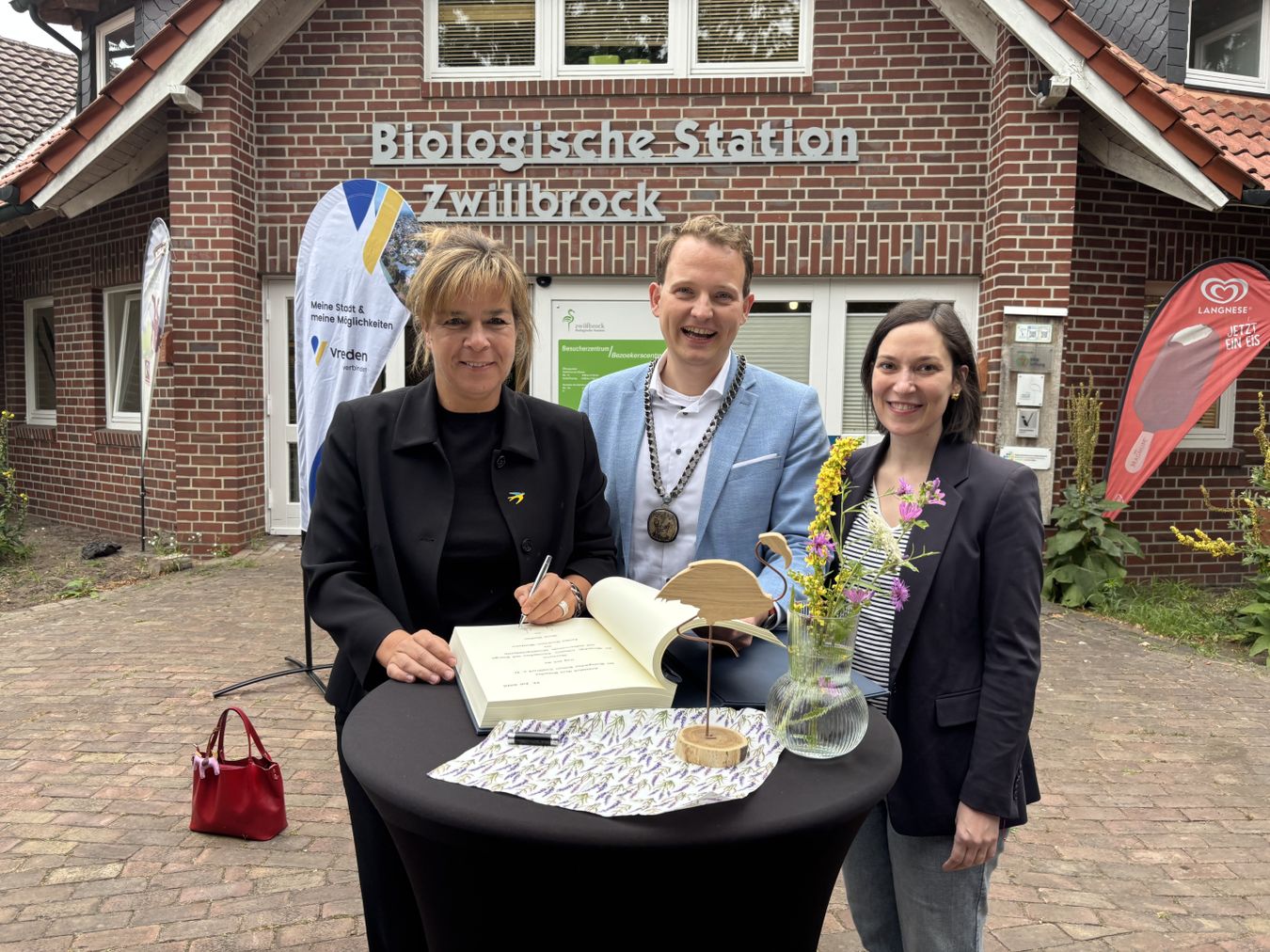 Ministerin Neubaur Goldenes Buch