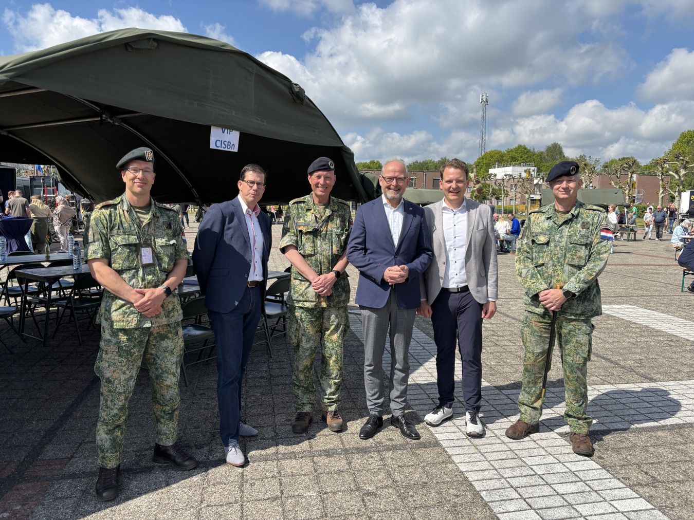 Bürgermeister der Gemeente Berkelland Joost van Oostrum (2. von links), Euregio Verbandsvorsitzender Patrick Welman (3. von rechts), und Bürgermeister Dr. Tom Tenostendarp (2. Von rechts) gemeinsam mit den Verantwortlichen der Kaserne.