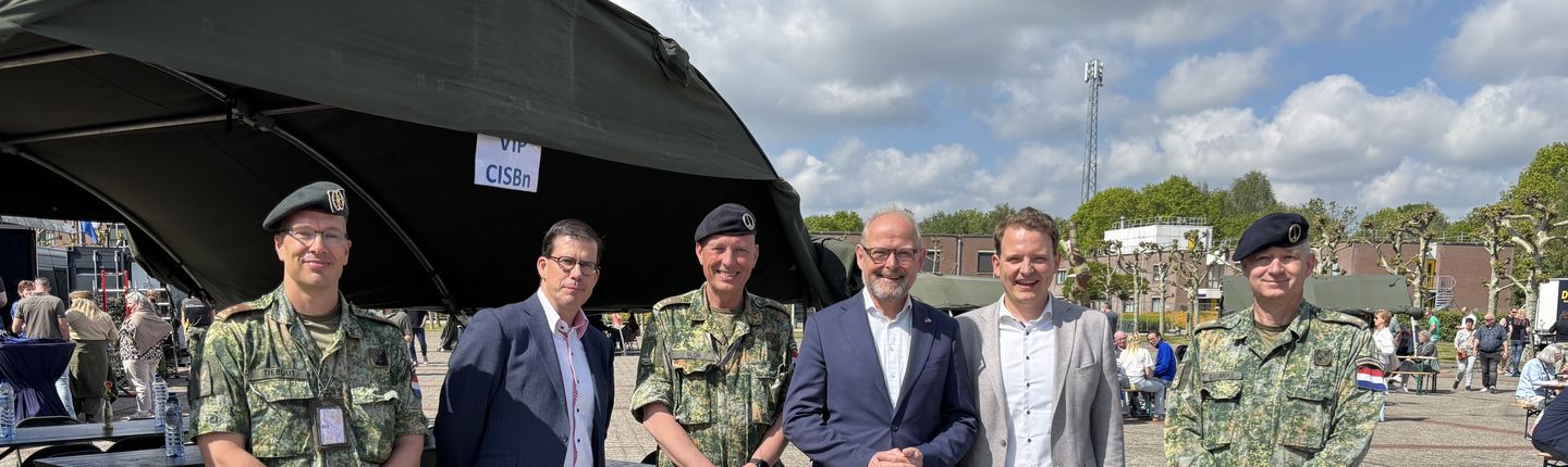 Bürgermeister der Gemeente Berkelland Joost van Oostrum (2. von links), Euregio Verbandsvorsitzender Patrick Welman (3. von rechts), und Bürgermeister Dr. Tom Tenostendarp (2. Von rechts) gemeinsam mit den Verantwortlichen der Kaserne.