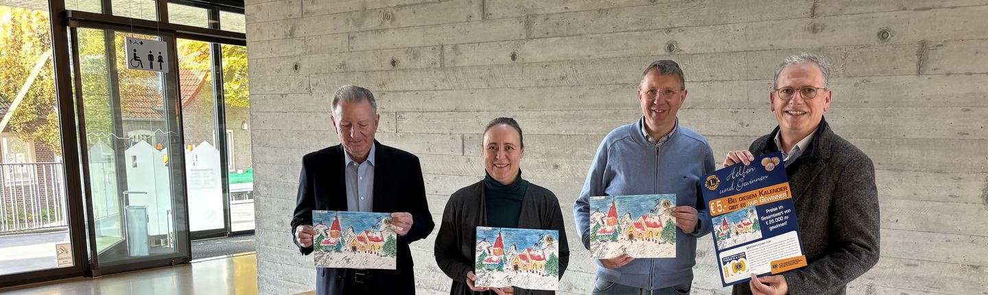 Der Verkauf der LIONS-Adventskalender wurde im KULT gestartet. Nicole Wessels (2. von links) vom Stadtmarketing und die LIONS-Mitglieder Dr. Egon Nicksch (links), Markus Tenwinkel (3. von links) und Markus Wesseler (rechts) hoffen auch in diesem Jahr auf reges Interesse.