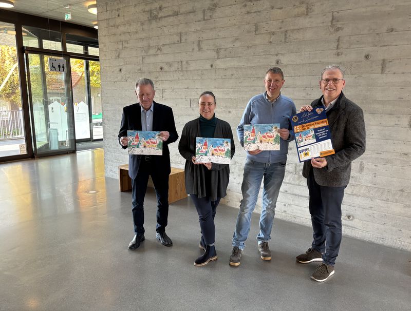 Der Verkauf der LIONS-Adventskalender wurde im KULT gestartet. Nicole Wessels (2. von links) vom Stadtmarketing und die LIONS-Mitglieder Dr. Egon Nicksch (links), Markus Tenwinkel (3. von links) und Markus Wesseler (rechts) hoffen auch in diesem Jahr auf reges Interesse.