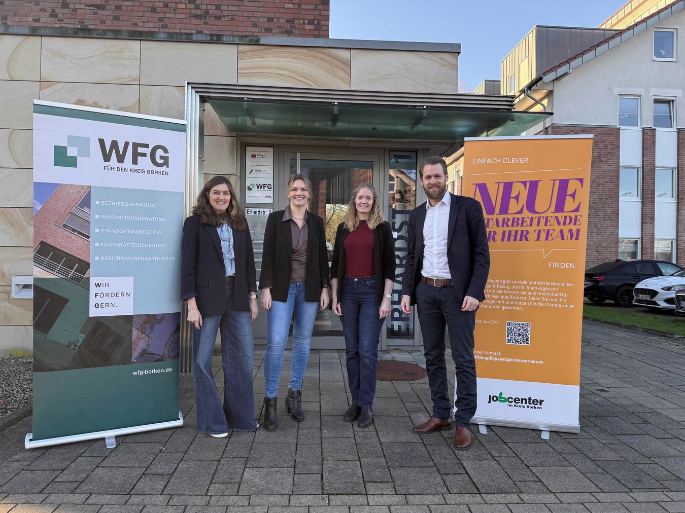 Auf den neuen Zentralen Arbeitgeberservice des Jobcenters des Kreises Borken machen aufmerksam: (v. li.) Katharina Reinert (Leiterin "Fachkräftesicherung" Wirtschaftsförderungsgesellschaft für den Kreis Borken), Eva-Maria Eske, Rebecca Feise (beide Jobcenter des Kreises Borken) und WFG-Geschäftsführer Dr. Daniel Schultewolter.