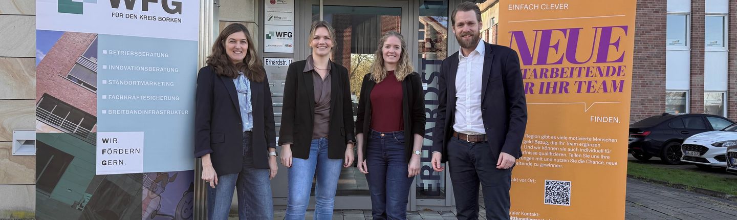 Auf den neuen Zentralen Arbeitgeberservice des Jobcenters des Kreises Borken machen aufmerksam: (v. li.) Katharina Reinert (Leiterin "Fachkräftesicherung" Wirtschaftsförderungsgesellschaft für den Kreis Borken), Eva-Maria Eske, Rebecca Feise (beide Jobcenter des Kreises Borken) und WFG-Geschäftsführer Dr. Daniel Schultewolter.
