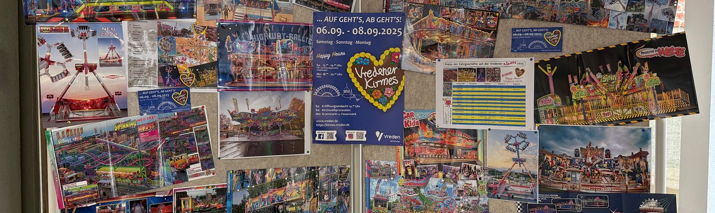 Bild der Stellwand zur Vredener Kirmes 2025 im Rathaus Foyer.