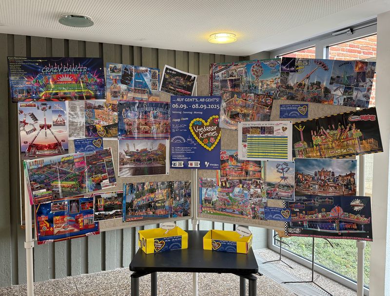 Bild der Stellwand zur Vredener Kirmes 2025 im Rathaus Foyer.