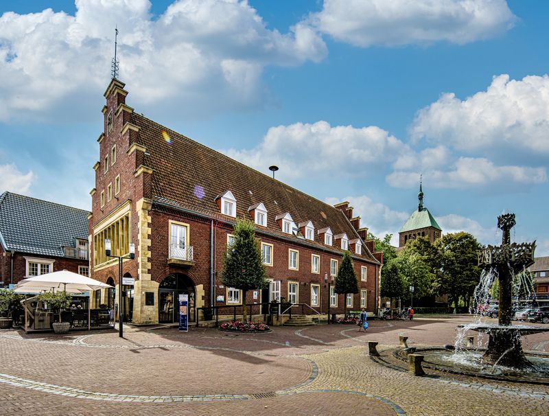 Bild des Alten Rathauses sowie des davorliegenden Marktplatzes