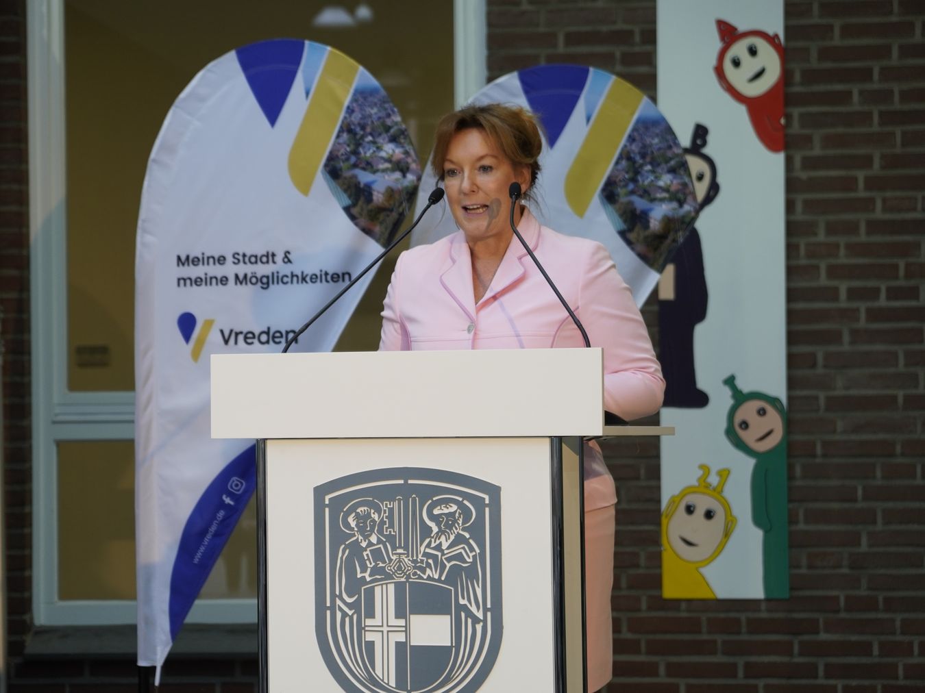 Anja Heinrich hinter einem Rednerpult beim Neujahrsempfang der Stadt Vreden