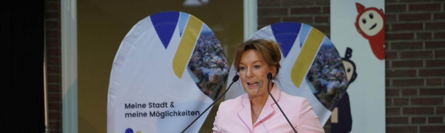Anja Heinrich hinter einem Rednerpult beim Neujahrsempfang der Stadt Vreden