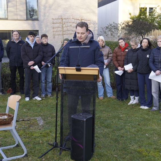 Bürgermeister Dr. Tom Tenostendarp steht an einem Pult vor einer Gruppe Vredenerinnen und Vrednener und hält eine Rede zum Jahrestag der Befreiung Auschwitz