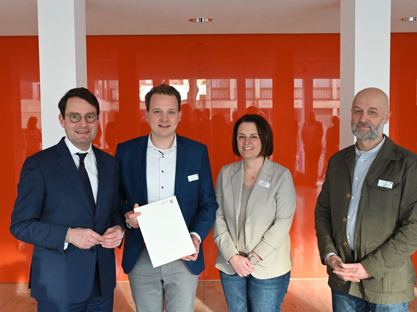 Regierungspräsident Andreas Bothe (l) überreicht den Förderbescheid an Bürgermeister Dr. Tom Tenostendarp (2.v.l.), Steffi Beuting und Bernd Brüggemann (r.).