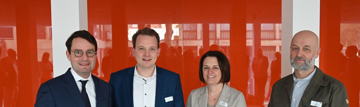 Regierungspräsident Andreas Bothe (l) überreicht den Förderbescheid an Bürgermeister Dr. Tom Tenostendarp (2.v.l.), Steffi Beuting und Bernd Brüggemann (r.).