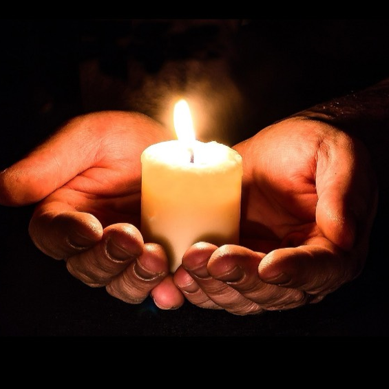 Auszeit im Advent_2025_Haende_mit_Kerze