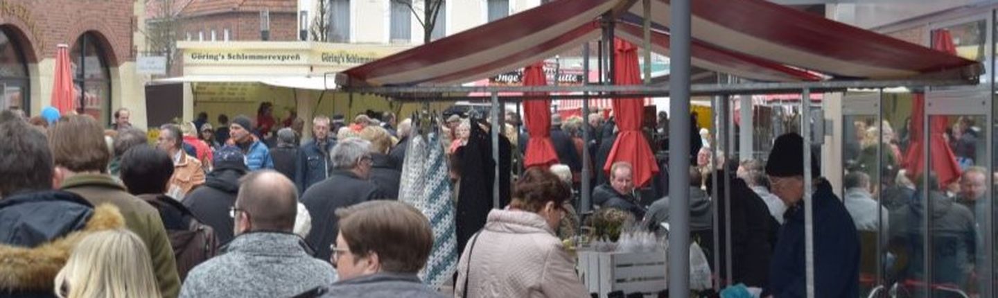 Menschen kaufen auf einem Markt ein.