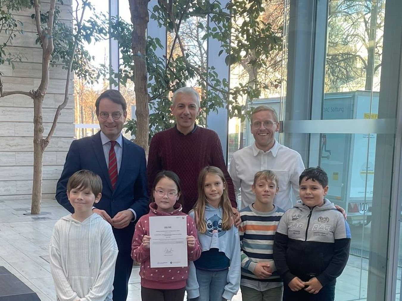 Regierungspräsident Andreas Bothe zusammen mit personal und Schülern der Norbertschule