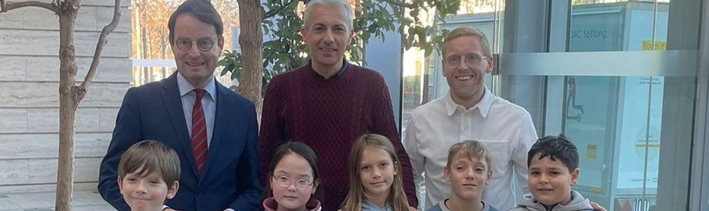 Regierungspräsident Andreas Bothe zusammen mit personal und Schülern der Norbertschule