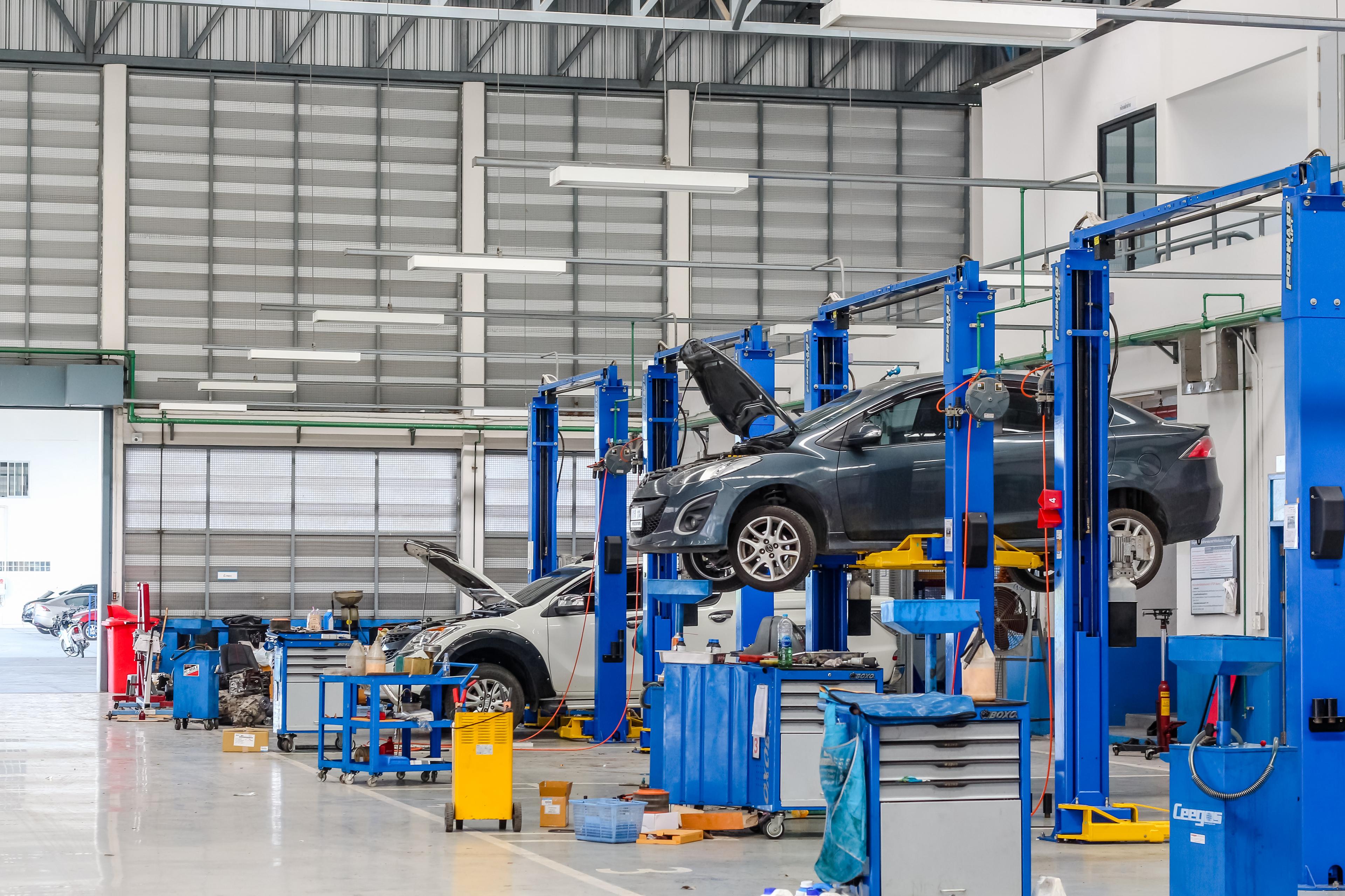 Herstelling wagens in een garage