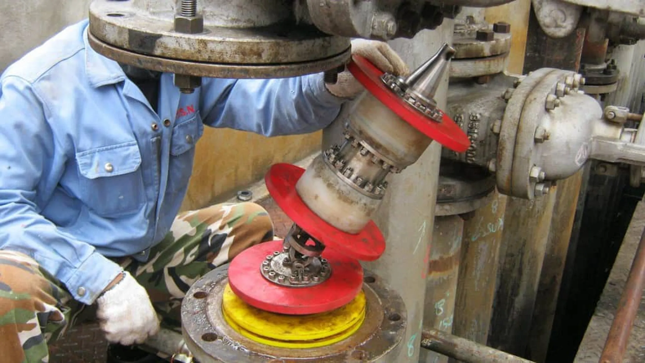 handheld ultrasonic rotary ILI being hand loaded into a detached flange