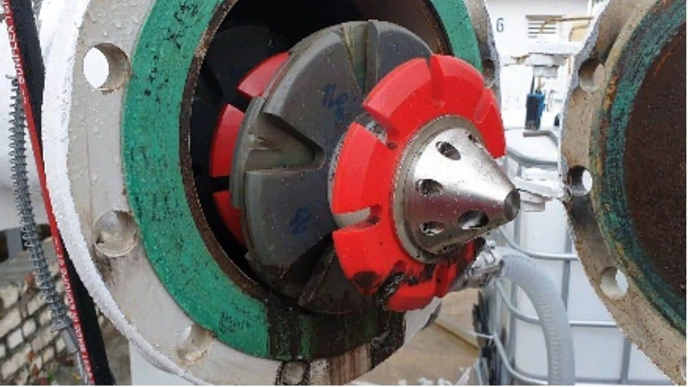Dexon pipeline engineers prepare to remove a UT-MC from the receiver following an inspection