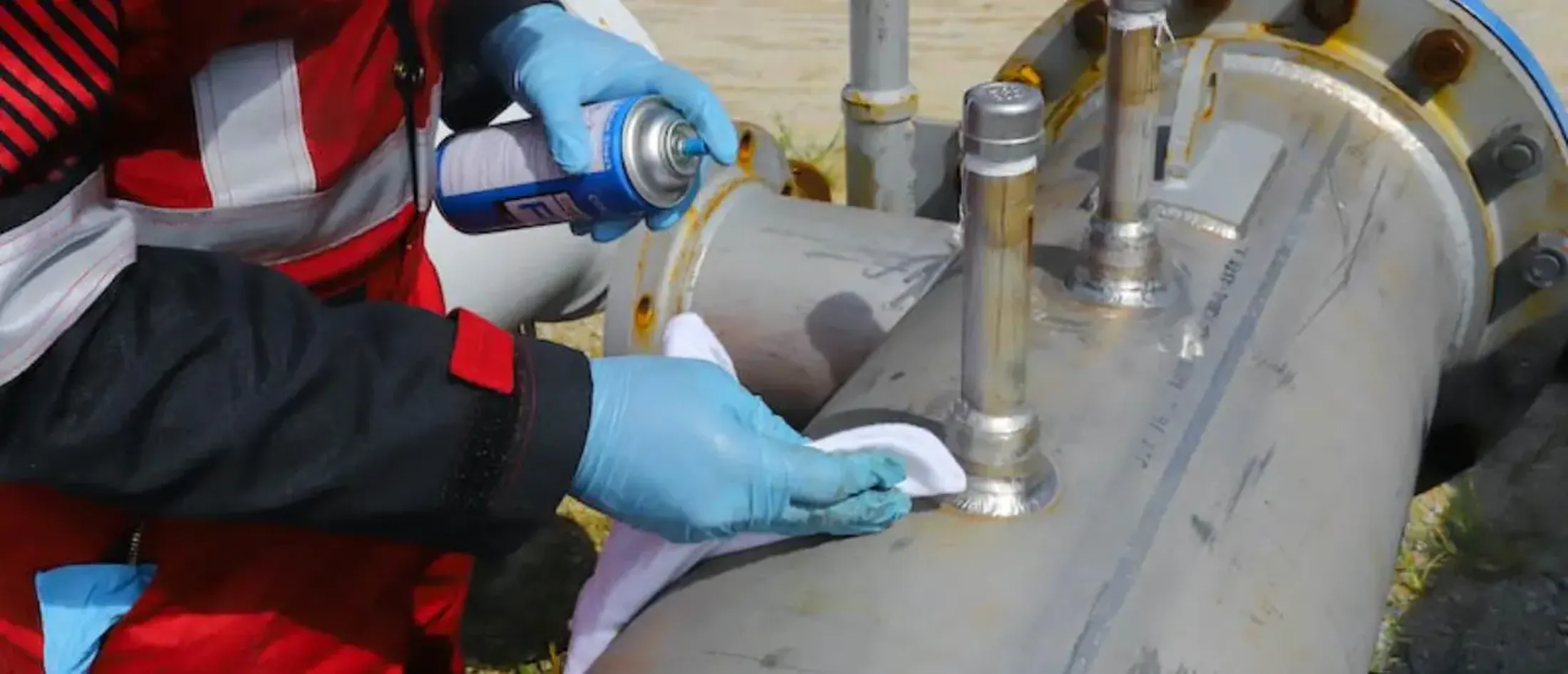 The liquid penetrant examination method is an effective means for detecting discontinuities which are open to the surface of nonporous metals and other materials such as plastics, glass, and ceramics.