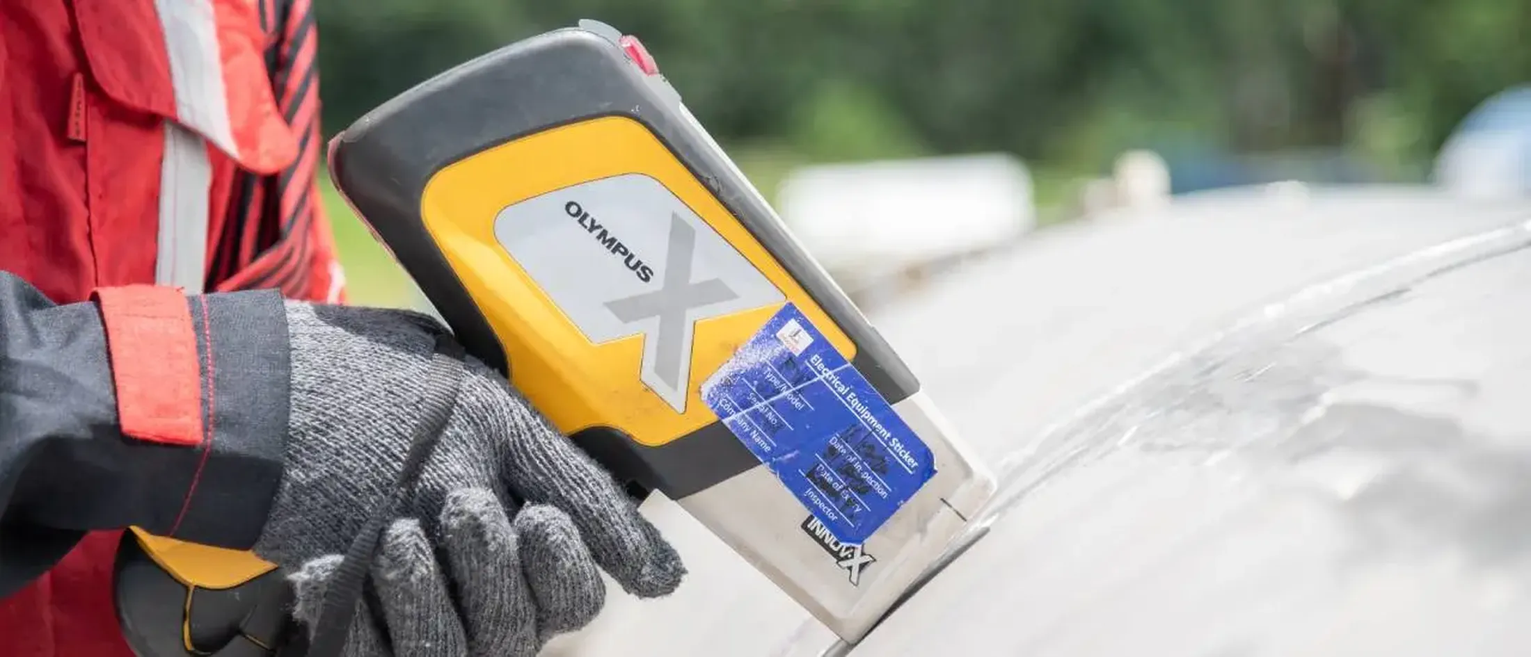 The Dexon used X-MET 3000T is a portable, wide range Positive Material Identification (PMI) elemental analyser intended mainly for alloy applications. It is based on energy dispersive X-ray fluorescence technology and the use of X-ray tube. The unit provides a quick field or laboratory method for chemical analysis or sample identification (sorting) directly from metal samples of various forms.