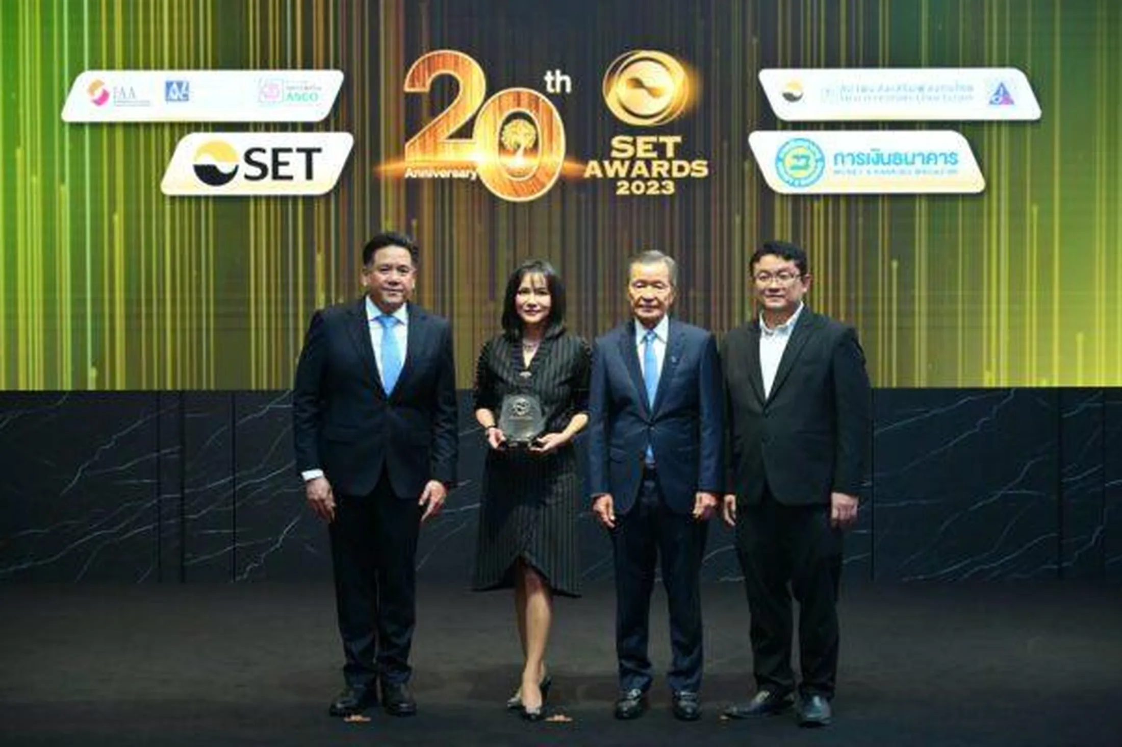 Dr. Mallika Kaekla, Chief Executive Officer and Dr. Kirkpong Kiatpanichagij, Research and Development Director for Dexon Technology Public Company Limited attend the 2023 SET award ceremony in Bangkok.