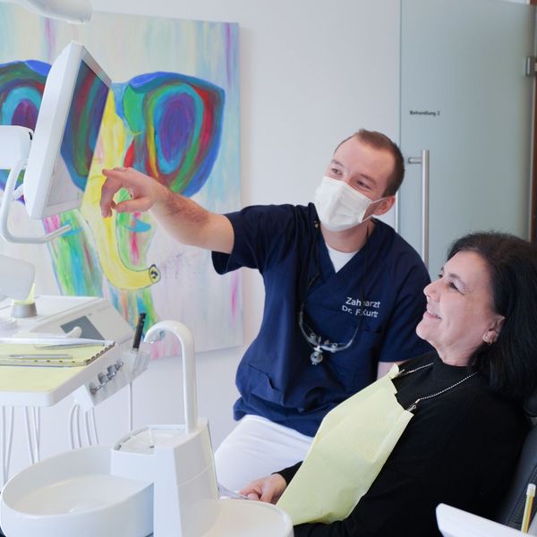 Zahnarzt Dr Kurtz bei der Behandlung
