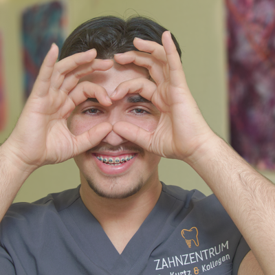 Irshad Khan , unser Azubi mit einem lächelnden Foto