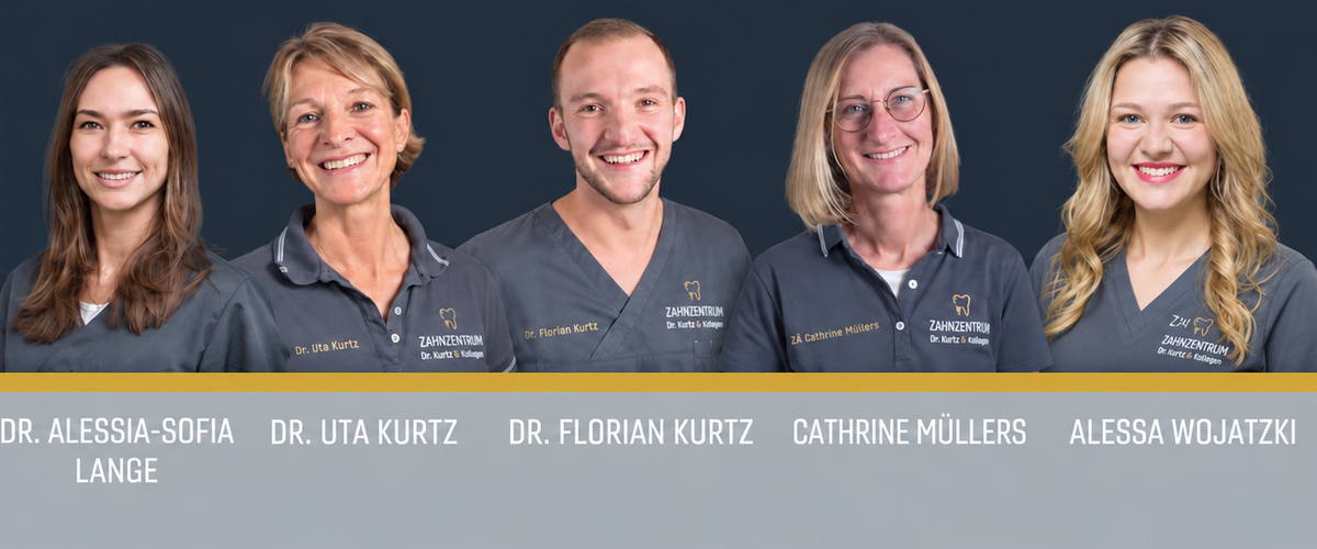 Five people in dental uniforms smiling, with text inviting feedback and a QR code on a dark background. Logo of Zahnarztzentrum Dr. Kurtz & Kollegen.