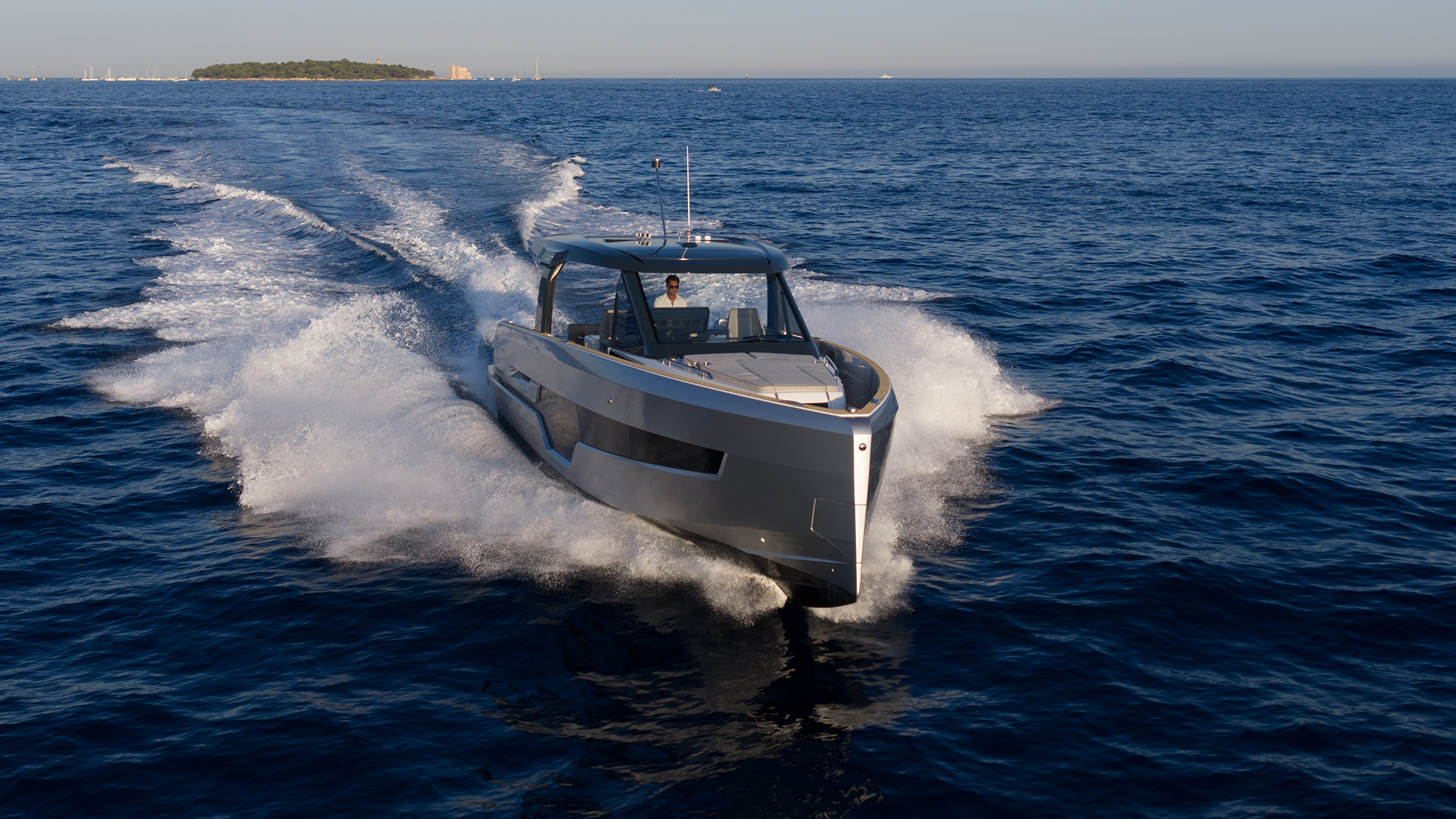 FJORD 440 Open: новинка Cannes 2026 с электрической кормовой скамьёй — размеры, двигатели и каюты FJORD 440 Open на скорости, вид спереди