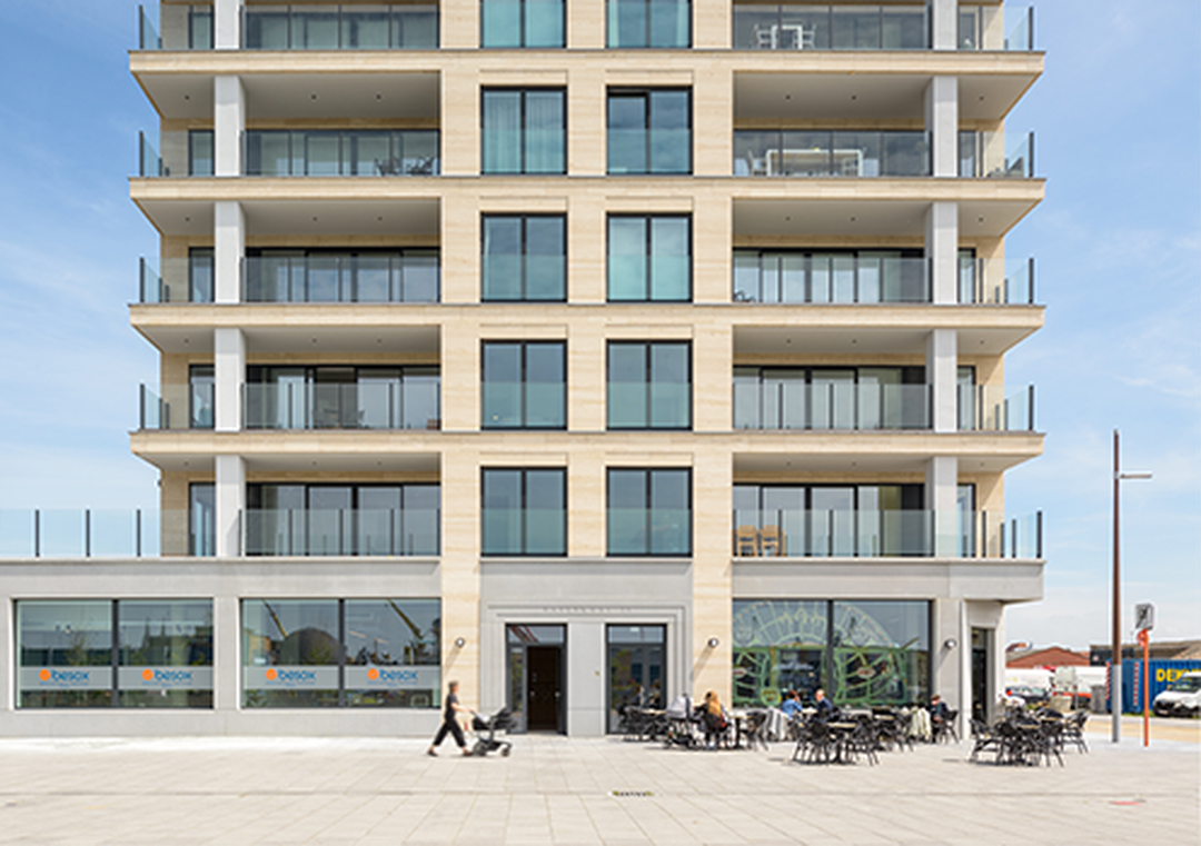 Trawertyn w centrum uwagi: dynamiczna fasada z trawertynu