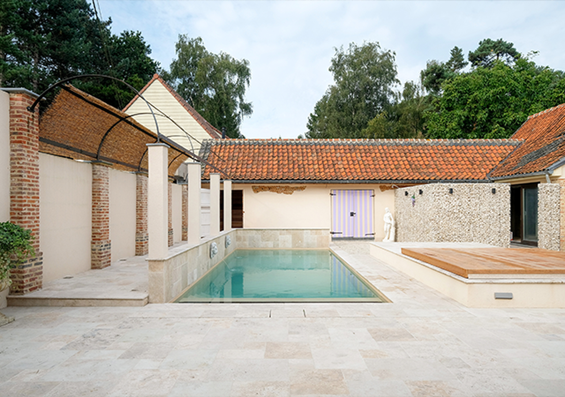 Bordi piscina in travertino: carattere mediterraneo e comfort sicuro