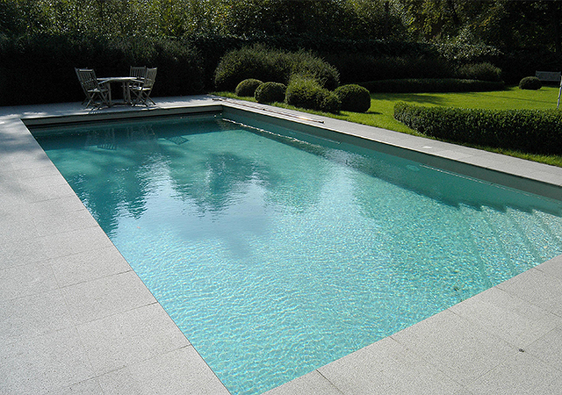 Bordi piscina in granito: durevoli ed eleganti